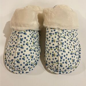 BRAND NEW happy camper original blueberry flower slippers